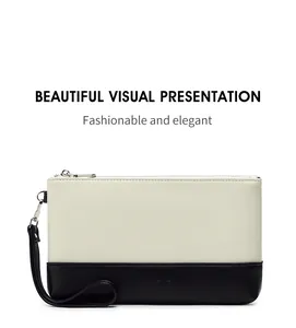 Détail de la pochette bicolore minimaliste avec fermeture éclair et logo gaufré