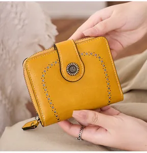 Détail de petit portefeuille jaune en simili cuir avec fermoir tournesol ajouré
