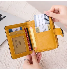 Détail intérieur du portefeuille jaune en similicuir avec fentes pour cartes