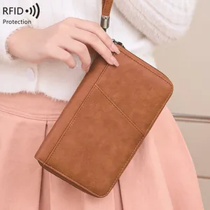 Portefeuille passeport marron long avec protection RFID, dragonne et poche avant