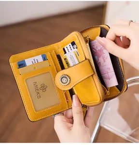Détails intérieurs du portefeuille en cuir jaune avec fentes pour cartes et zip