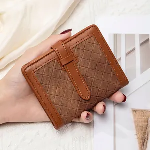 Gros plan du portefeuille vintage marron à carreaux avec fermeture à boucle pression
