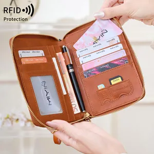 Portefeuille passeport RFID marron avec emplacements cartes et porte-stylo inclus