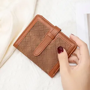Gros plan du portefeuille RFID marron avec texture en losange et fermeture à sangle