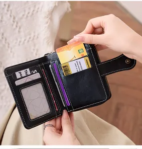 Détails de l'intérieur du portefeuille court avec cinq fentes pour cartes et fenêtre ID