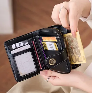 Vue détaillée du portefeuille vintage noir montrant les fentes pour cartes et les billets