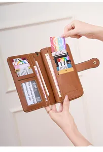 Dettaglio del portafoglio RFID in pelle marrone con fessure per carte e tasca zip