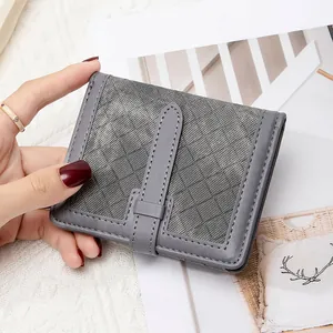 Détail du portefeuille à carreaux gris avec bride en similicuir et coutures soignées