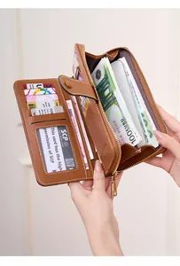 Dettaglio degli scomparti per carte e banconote nel portafoglio marrone vintage