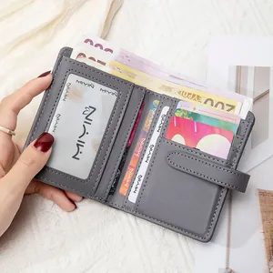 Détail de l'intérieur du portefeuille RFID gris avec fentes pour cartes et compartiment