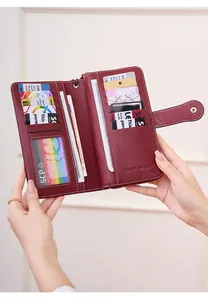 Dettaglio interno del portafoglio in pelle RFID bordeaux con slot per carte e tasca zip