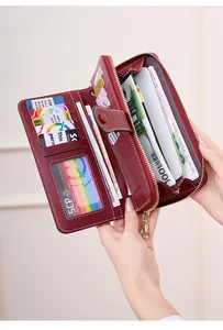 Dettaglio portafoglio RFID in pelle bordeaux con fessure per carte e tasca cellulare