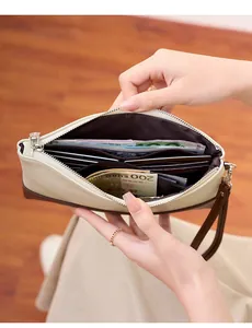 Détail de l'intérieur spacieux avec compartiments d'un portefeuille bicolore pour femme