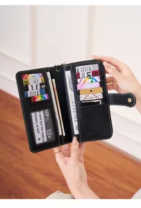 Dettaglio interno del portafoglio RFID nero con fessure per carte e finestra per documenti