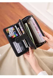 Dettaglio interno di un portafoglio lungo RFID con scomparti per carte e banconote
