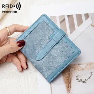Petit portefeuille RFID pour femme bleu clair avec texture à carreaux et rabat élégant