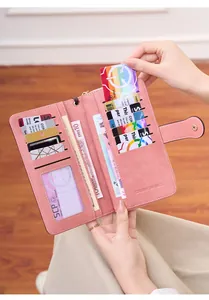 Dettaglio del portafoglio RFID rosa con slot per carte e scomparti interni capienti
