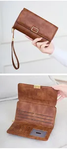 Bruine retro leren portemonnee detail met meerdere kaartgleuven en een ID-venster