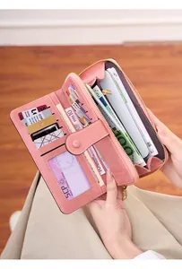 Dettaglio portafoglio RFID rosa con slot per carte e scomparti per banconote