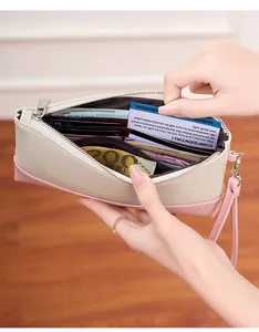 Détails intérieurs du portefeuille pochette avec fentes pour cartes et compartiments