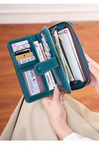 Dettaglio dell'interno del portafoglio in pelle verde scuro con fessure per carte e tasca cellulare