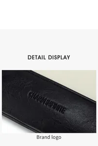 Vue macro détaillée du logo CHARMINFINITE embossé sur le cuir texturé noir du sac