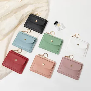 Vue à plat de porte-cartes slim en similicuir coloré avec porte-clés doré et zip
