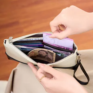 Pochette femme minimaliste bicolore avec fentes pour cartes et dragonne en beige et noir