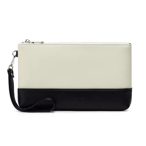 Pochette minimaliste bicolore pour femme avec logo gravé et dragonne élégante
