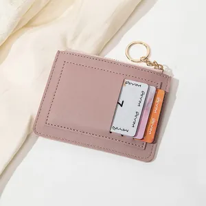 Détail du portefeuille mince en cuir PU rose avec compartiment zippé et porte-clés