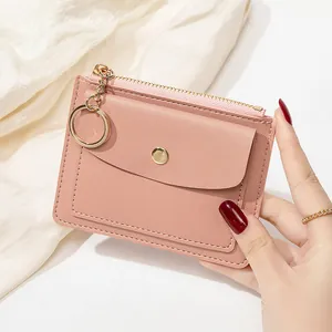 Détail du porte-cartes rose fin en cuir texturé avec un crochet porte-clés doré élégant