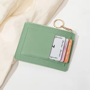 Détail du porte-cartes mince vert haricot avec fentes et porte-clés doré chic