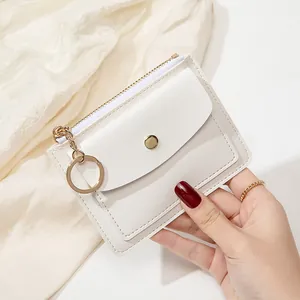 Détail du portefeuille minimaliste beige en cuir PU avec anneau doré et poche à bouton-pression