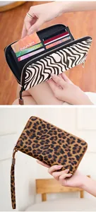 Detalle interior de cartera con bloqueo RFID, múltiples ranuras y estampados de animal
