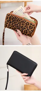 Detalle de carteras RFID con estampado de leopardo y textura de lichi negro con correa