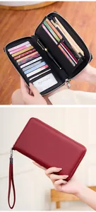 Detalle de cartera RFID de gran capacidad con ranuras para tarjetas y asa de cuero