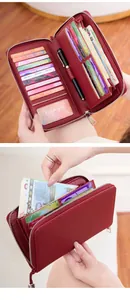 Detalle del interior de la cartera larga roja RFID con 12 ranuras para tarjetas
