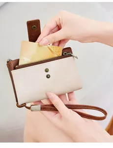 Detail der RFID-Geldbörse beim Einstecken einer Goldkarte in das Lederkartenfach