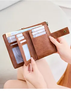Innenansicht der braunen RFID-Geldbörse im Vintage-Stil mit Kartenfächern und Lederstruktur
