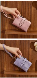 Détail de portefeuilles pliants en cuir PU rose et lilas avec dragonnes et fermetures éclair