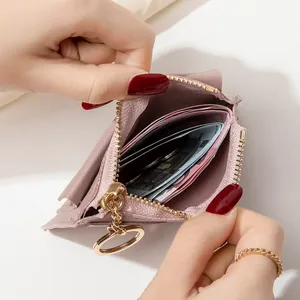 Portefeuille fin rose poudré pour femme avec fermeture dorée et anneau porte-clés