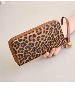 Dettaglio del portafoglio leopardato con doppia cerniera e pratico cinturino da polso