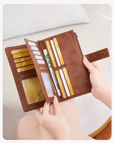 Dettaglio del portafoglio RFID marron vintage con slot per carte e finestra per ID