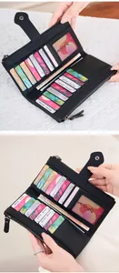 Dettaglio portafoglio in pelle martellata con molti slot per carte e scomparti zip