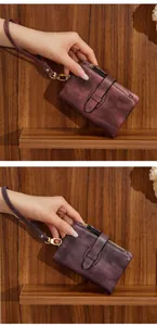 Détail du portefeuille vintage bordeaux en cuir PU avec dragonne et zip doré