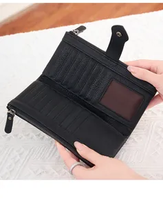 Dettaglio dell'interno del portafoglio in pelle nera con slot per carte e doppie cerniere lampo