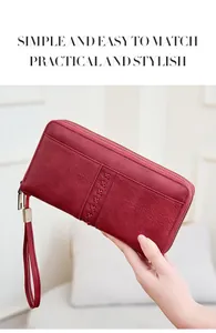 Dettaglio del portafoglio RFID rosso con trama vintage e cuciture a X intrecciate a mano