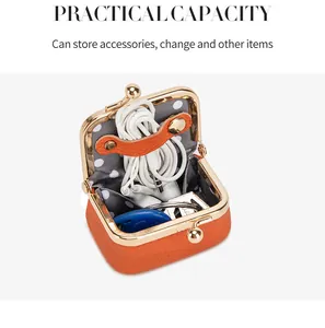 Capacité pratique pochette en cuir orange montrant le rangement d'écouteurs et clés