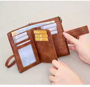 Detailansicht der braunen Vintage-Lederbörse mit RFID-Schutz und vielen Kartenfächern