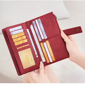 Vista dettagliata del portafoglio RFID rosso con slot per carte e tasca con cerniera